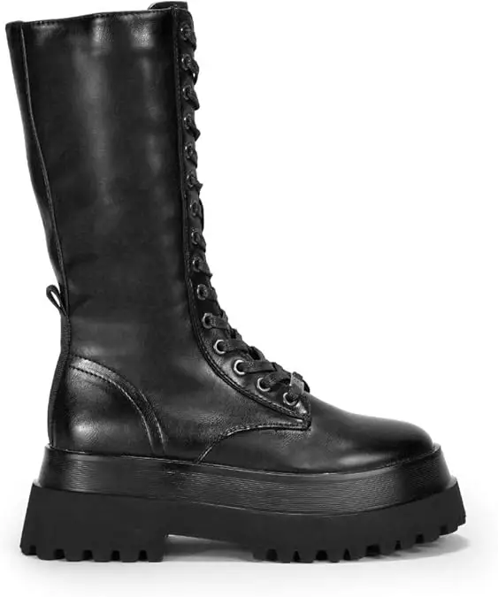 BOSANOVA Botas militares altas con suela track y cordones. Cierre con cremallera interior.